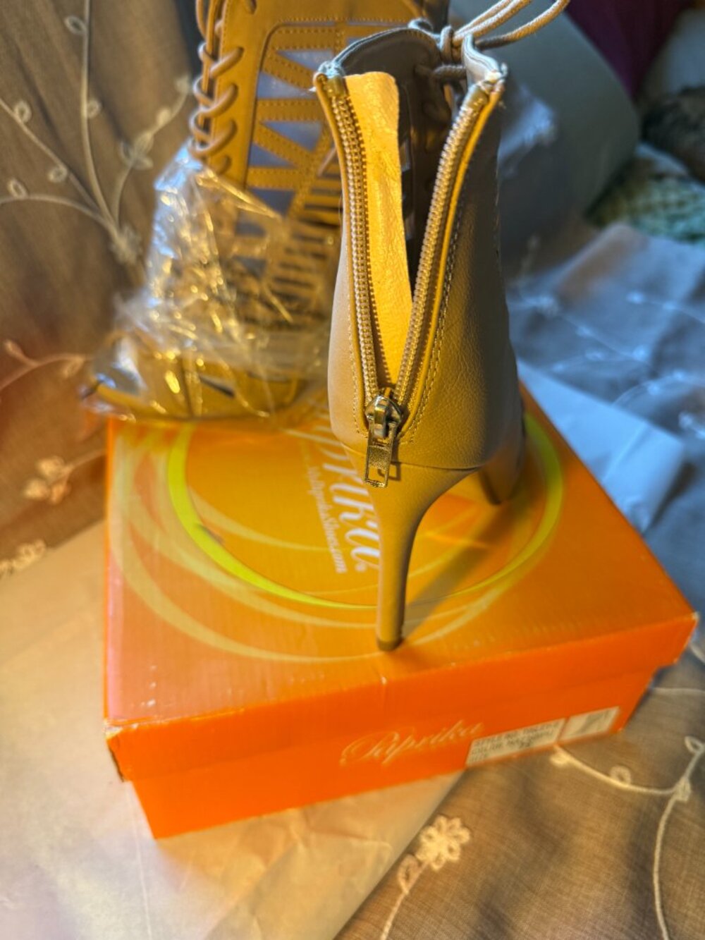 Tan heels - Picture 5 of 5